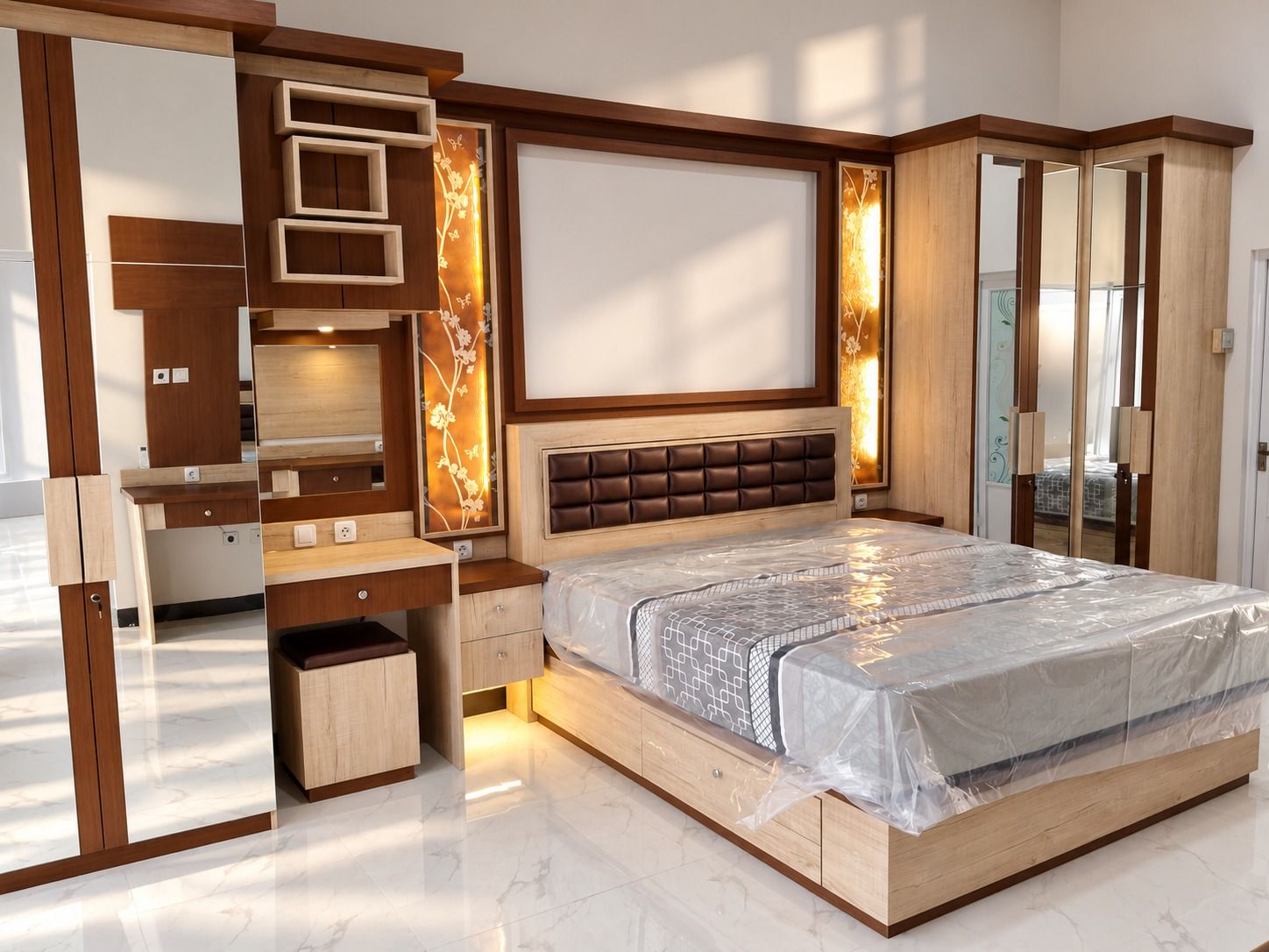 Satu set kamar tidur lengkap dengan ranjang, meja rias, dan lemari pakaian berpintu cermin.