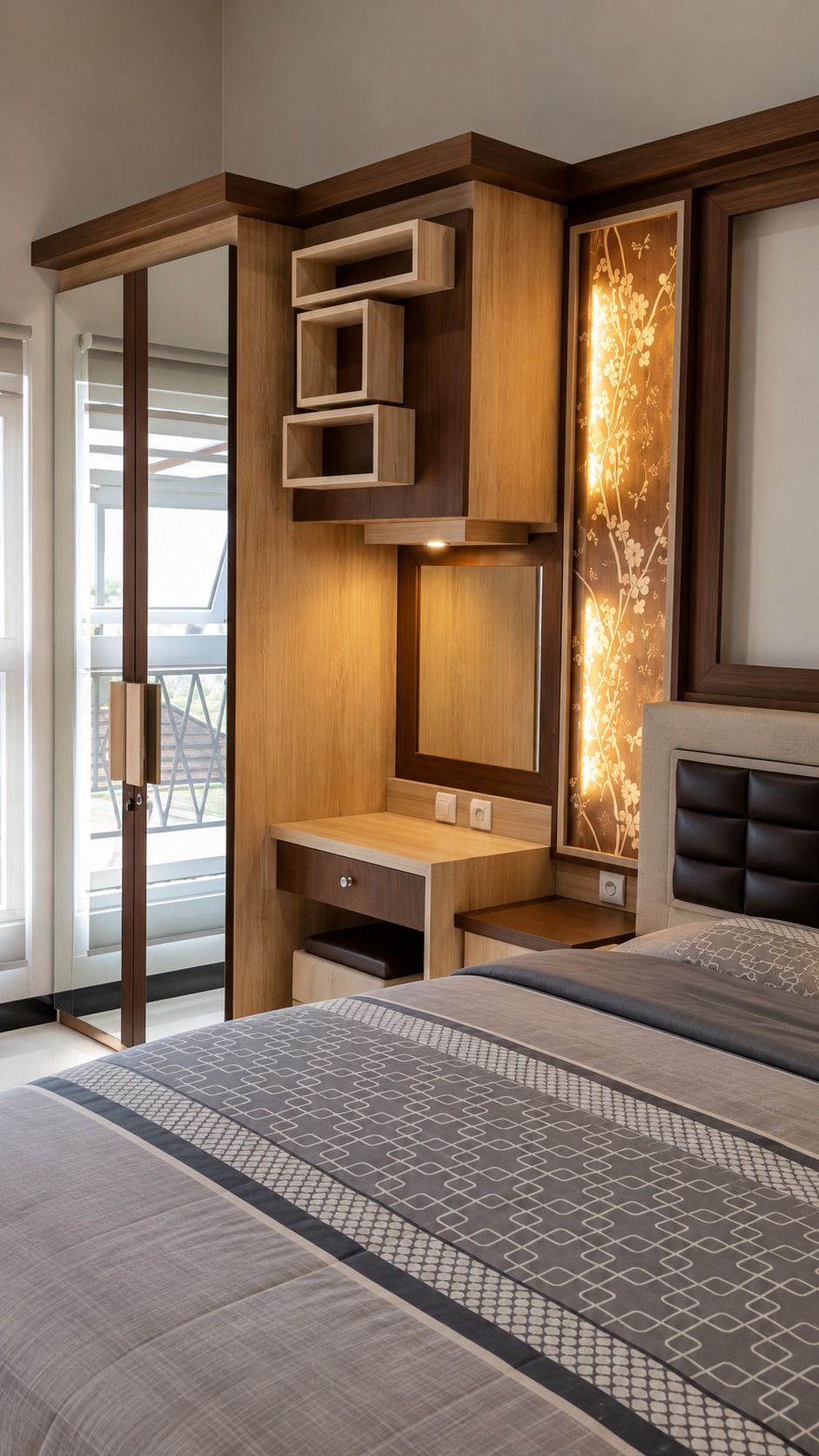 Bedroom set dengan kotak display gantung, meja rias berlampu, panel hias bercahaya, dan lemari berpintu cermin.