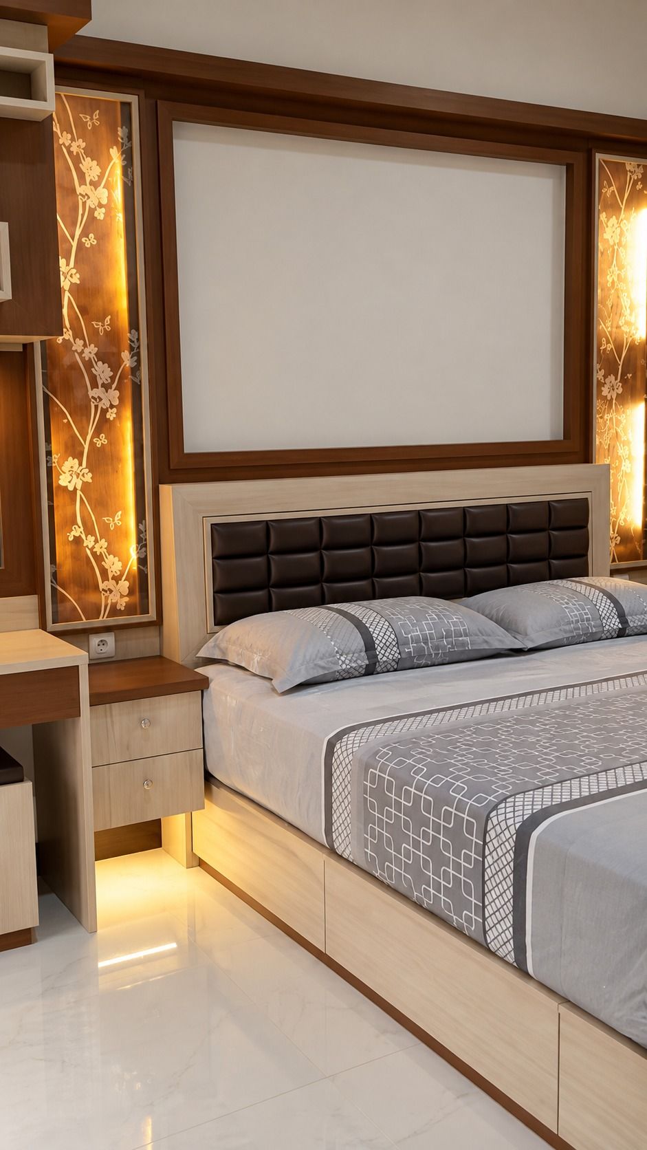 Headboard berlapis gelap dengan panel dinding besar dan panel hias bercahaya di kedua sisi.
