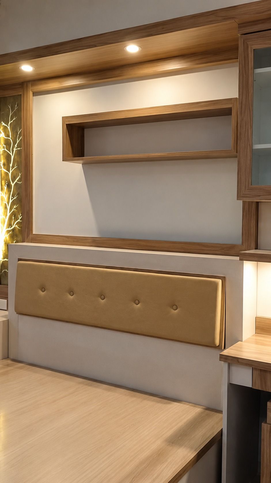 Headboard berlapis berkancing dengan panel dinding dan rak gantung motif kayu di atasnya.