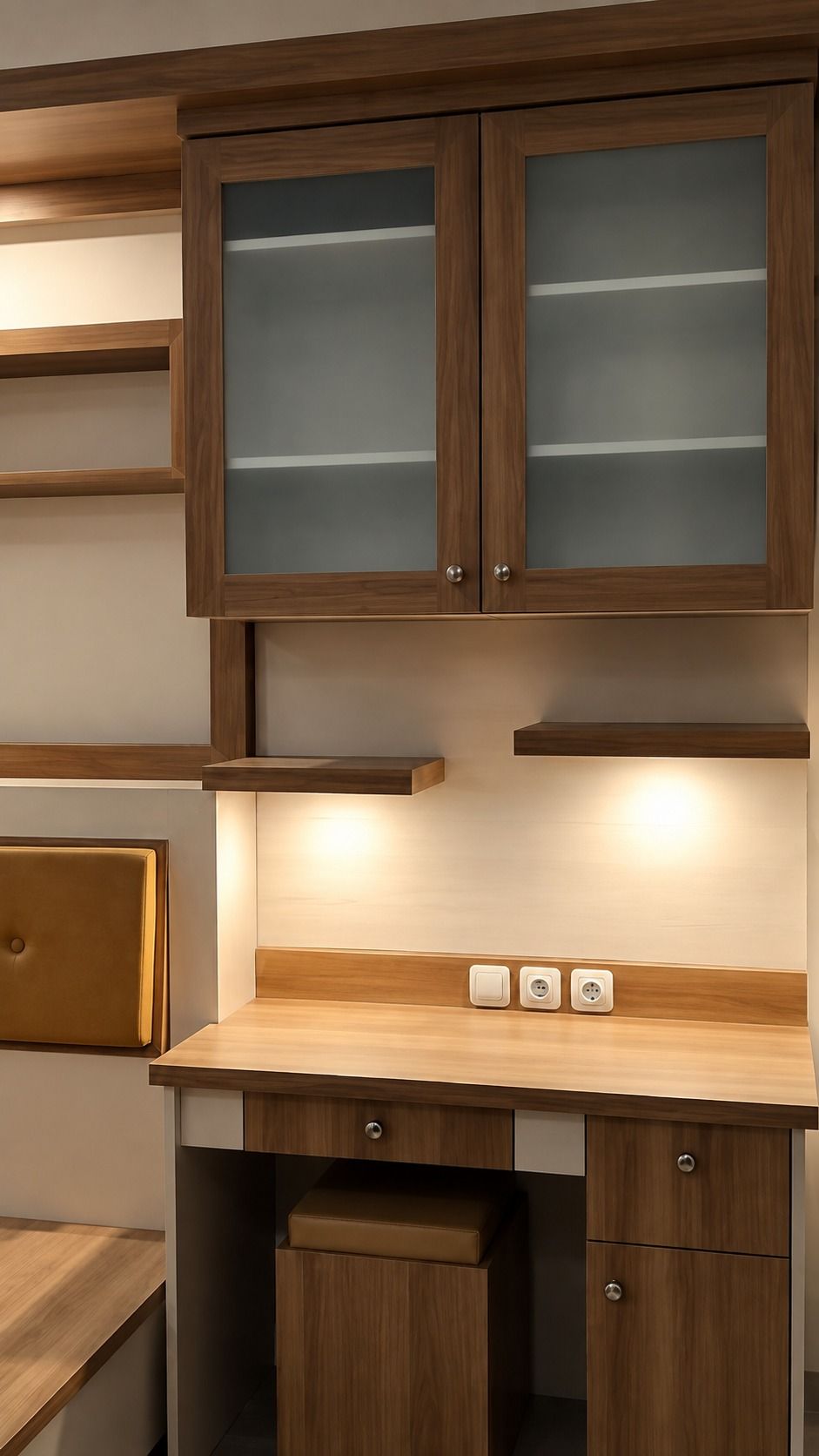 Meja kerja motif kayu dengan laci, rak gantung, dan kabinet atas berpintu kaca buram.