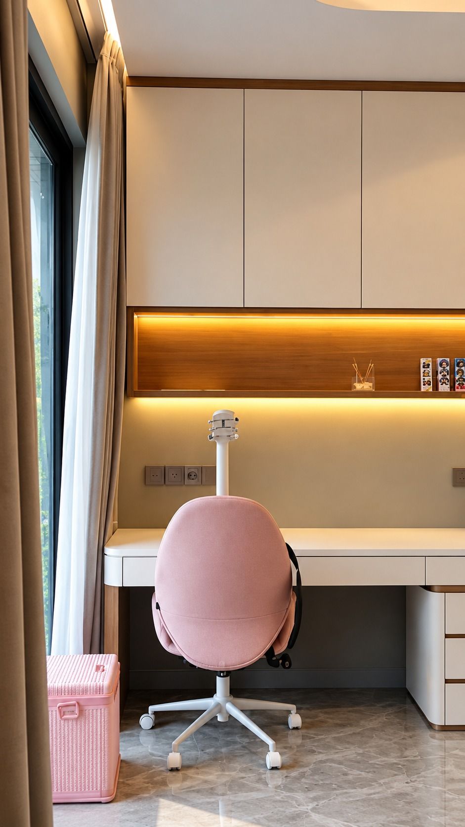 Meja belajar putih yang panjang dengan laci, lampu di bawah kabinet atas, dan kabinet atas tanpa pegangan.