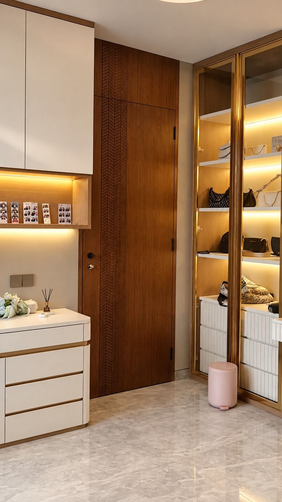 Lemari display berpintu kaca dengan rak berlampu, unit laci putih, dan panel pintu motif kayu.