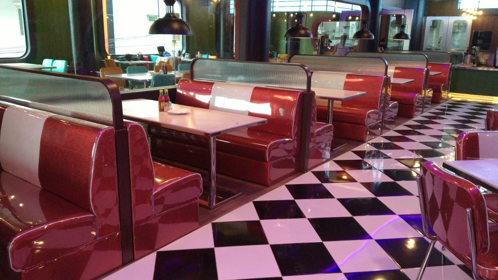 Deret booth restoran dilihat dari sisi ruang yang lain.