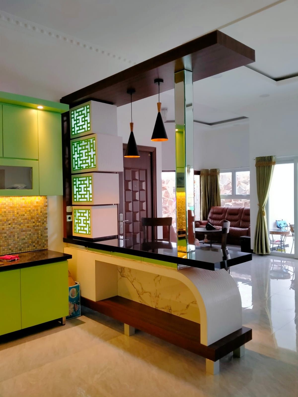Detail rak hias bersusun dengan panel berlubang berwarna hijau dan lampu di dalamnya.