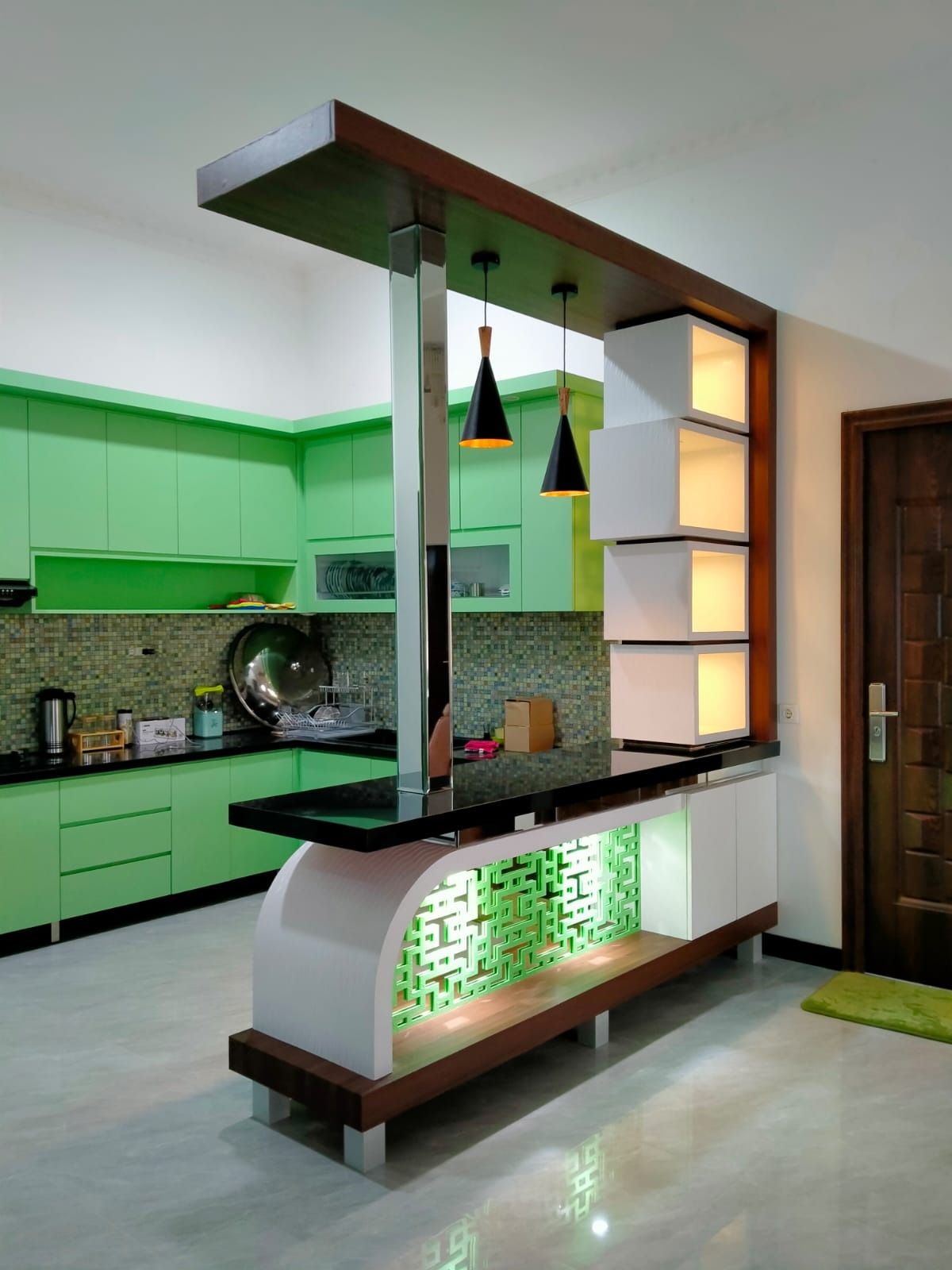 Sudut lain dapur hijau memperlihatkan hubungan meja bar dengan ruang sekitarnya.