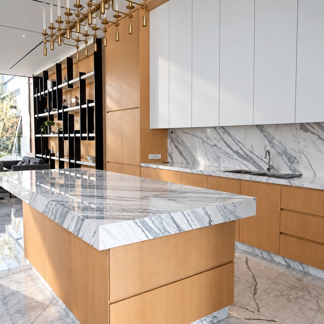 Island dapur panjang bermeja marmer putih bertepi tebal dengan badan motif kayu maple, kabinet atas putih, dan rak pajang hitam.