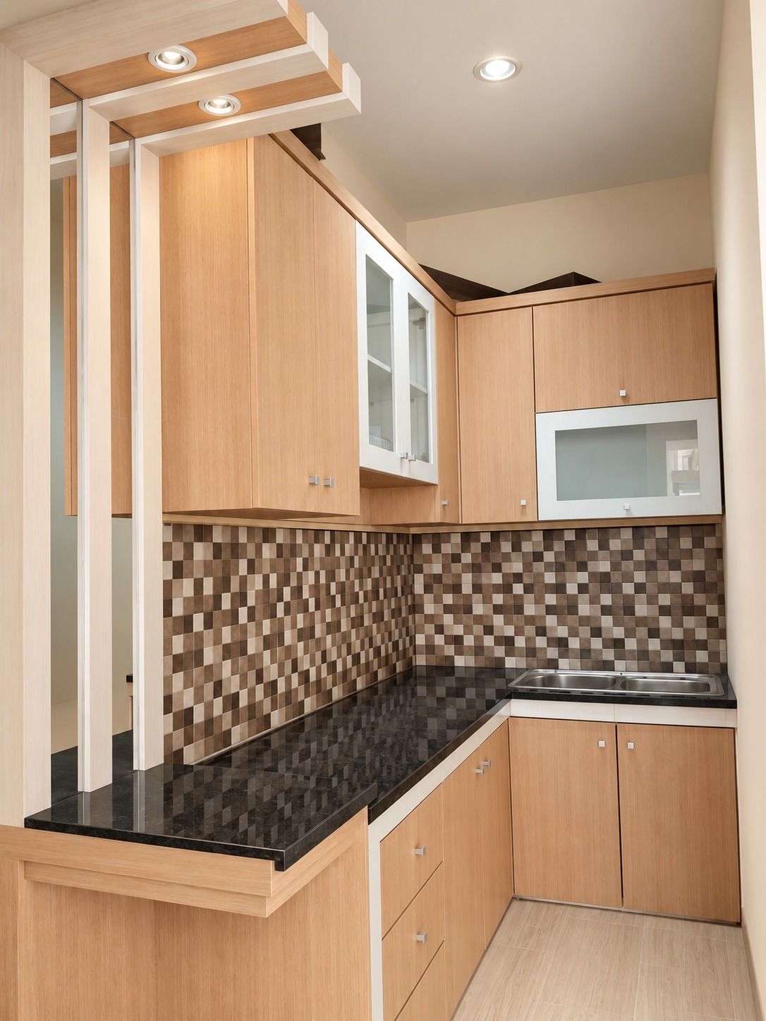 Dapur kompak dengan panel terang, dokumentasi foto 1.