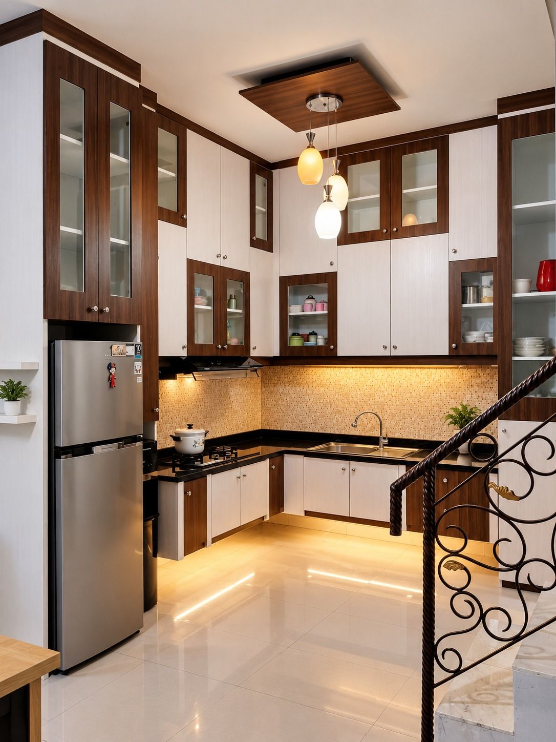 Sudut dapur dengan panel plafon gantung, lampu gantung, dan kabinet kaca berbingkai cokelat tua.