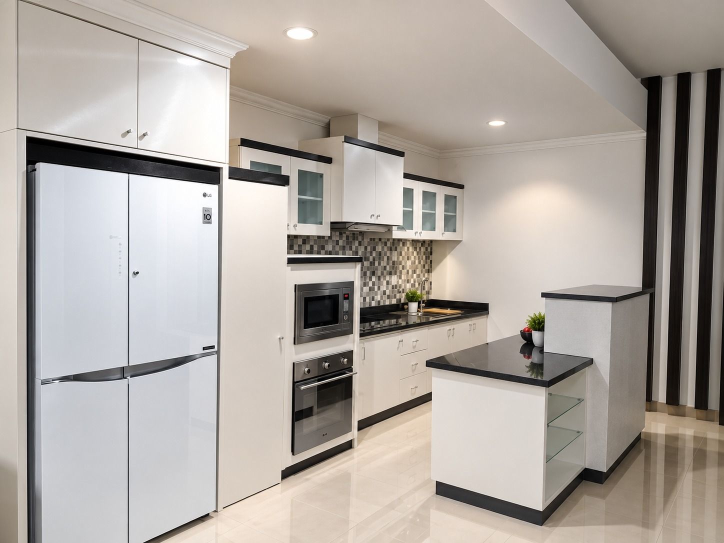 Dapur putih dengan kabinet tinggi, dokumentasi foto 1.