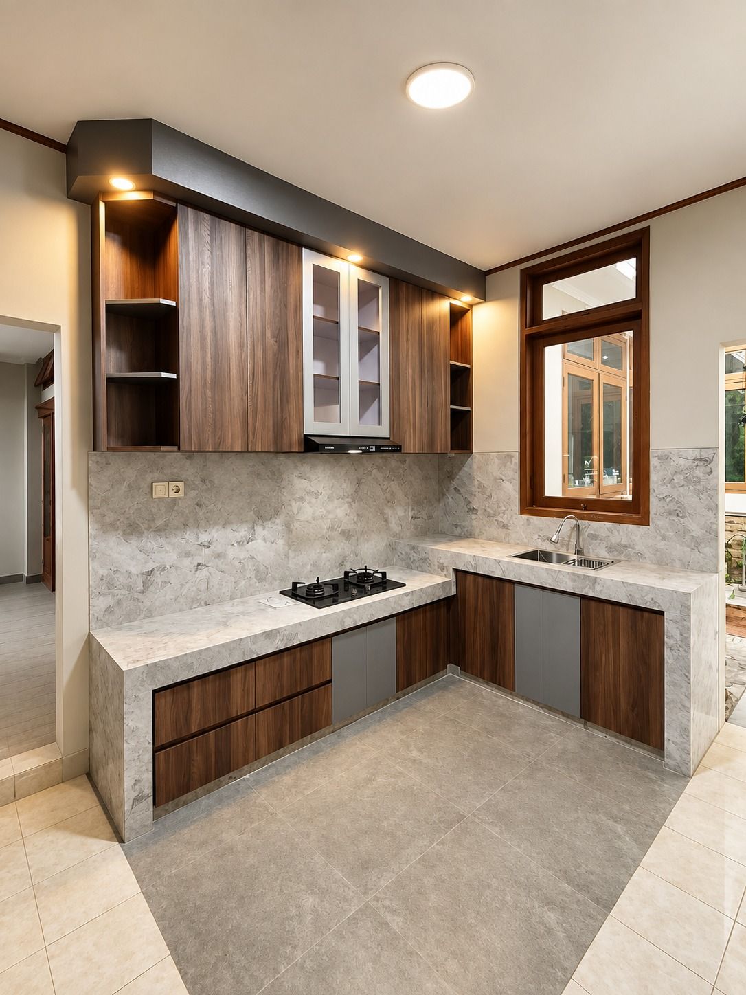 Dapur bentuk L dengan kabinet atas motif kayu gelap, rak terbuka di ujung, dan kabinet bawah berlaci di bawah meja motif marmer.