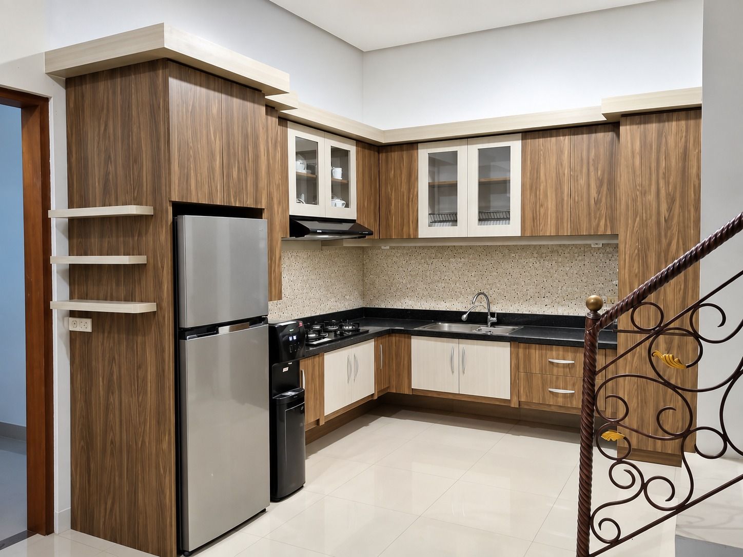 Kitchen set bentuk L dari PVC board motif kayu dengan dua kabinet atas berpintu kaca dan kabinet bawah berpintu putih.