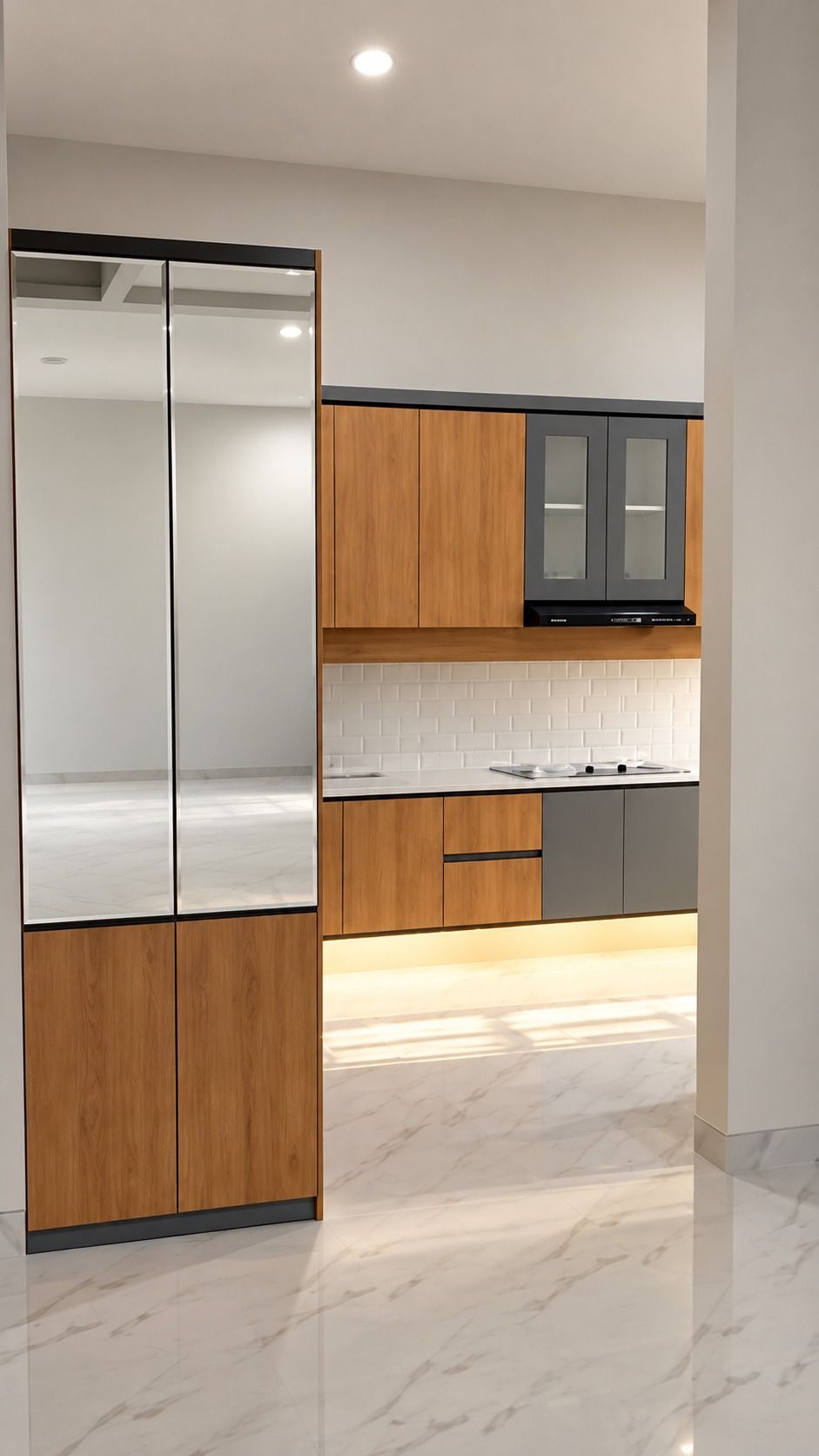 Lemari tinggi dengan pintu atas cermin di sisi kiri deret kabinet dapur motif kayu.