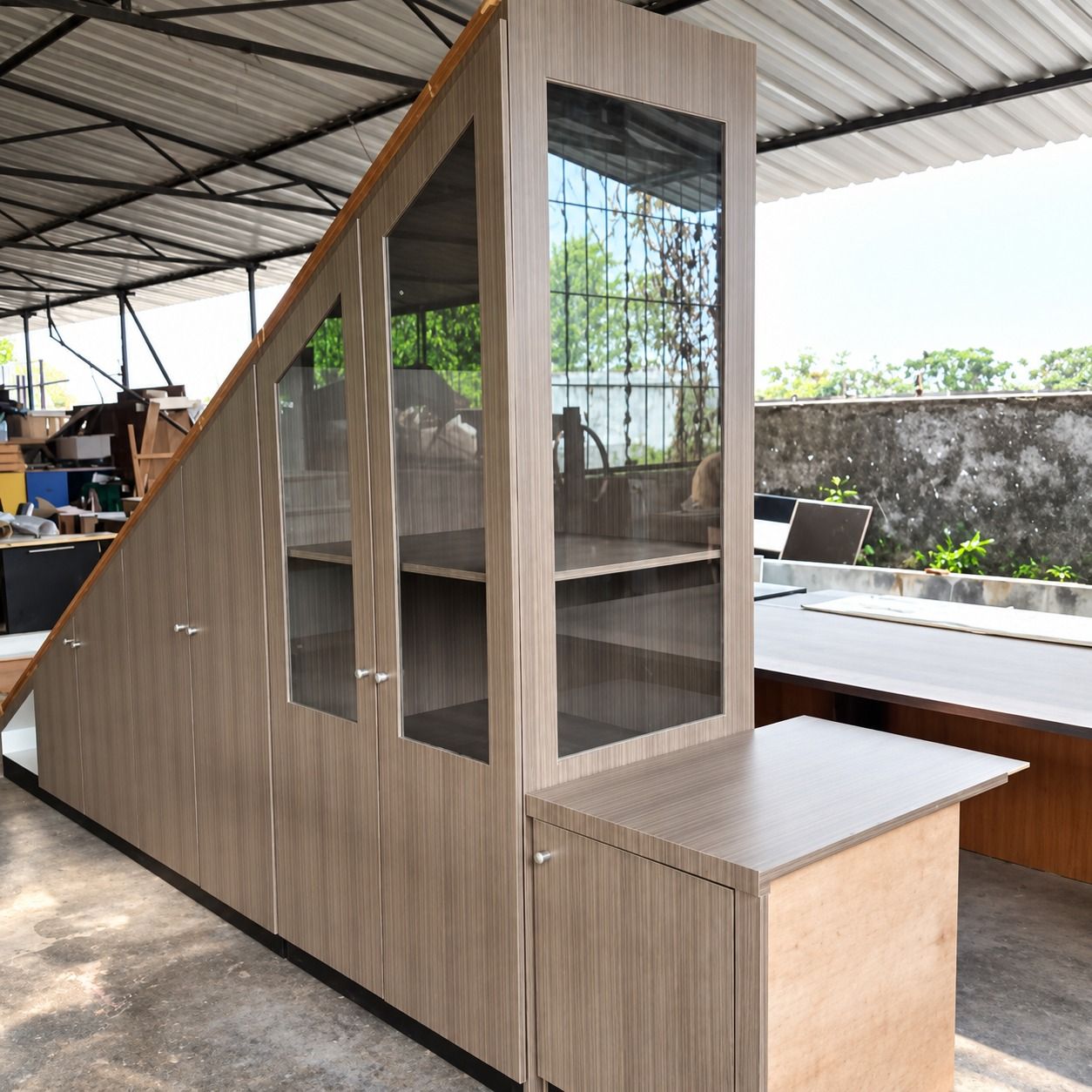 Lemari bawah tangga motif kayu abu-abu yang sudah selesai, berdiri di workshop sebelum dipasang.
