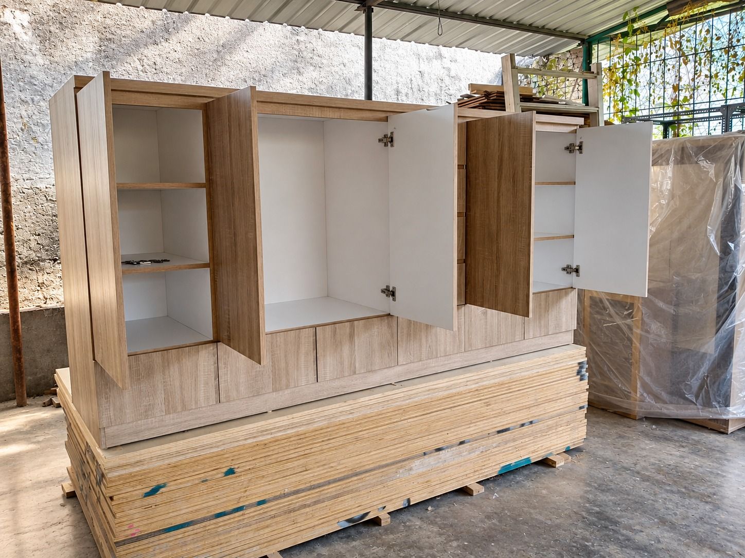 Lemari dengan pintu terbuka memperlihatkan rak bagian dalam.