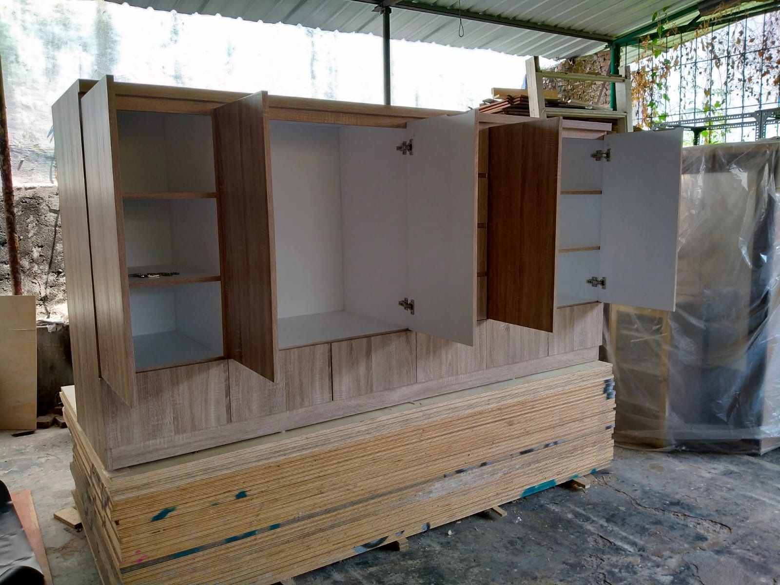 Lemari dengan pintu terbuka memperlihatkan rak bagian dalam.