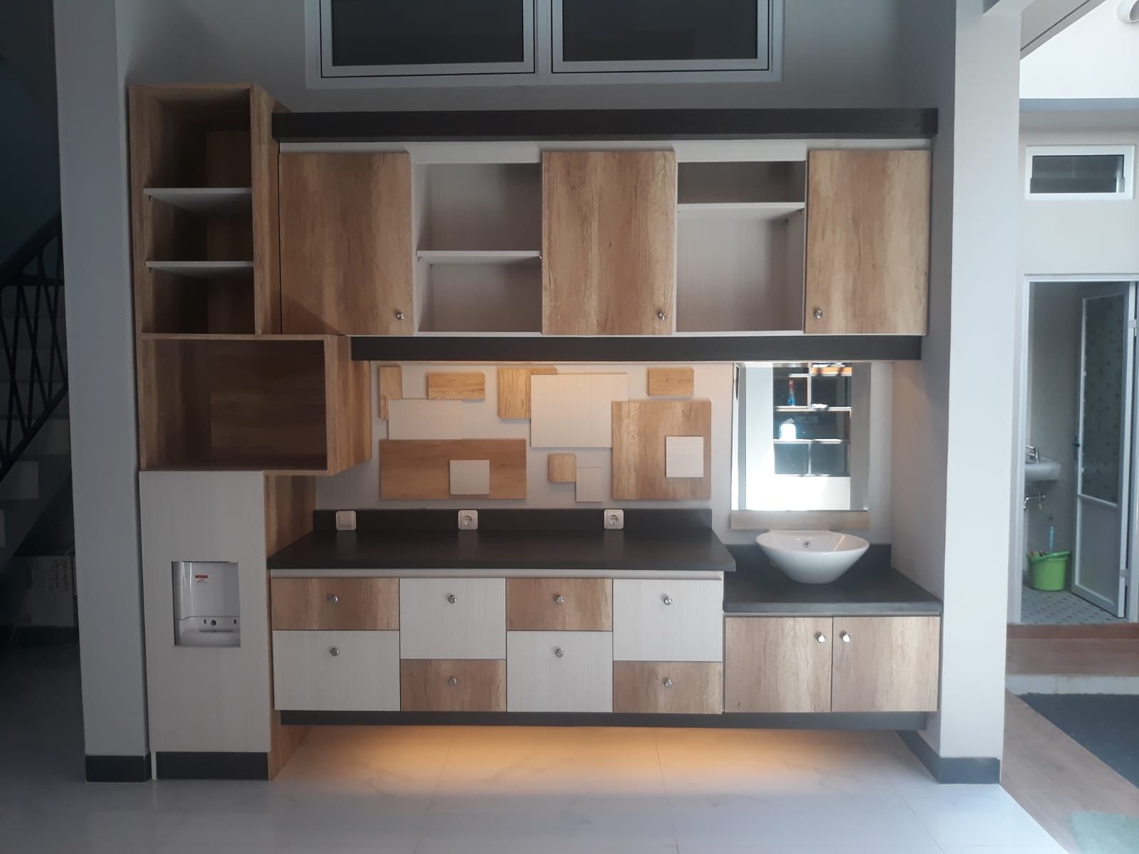 Pantry tampak depan dengan susunan laci dua warna dan panel hias.