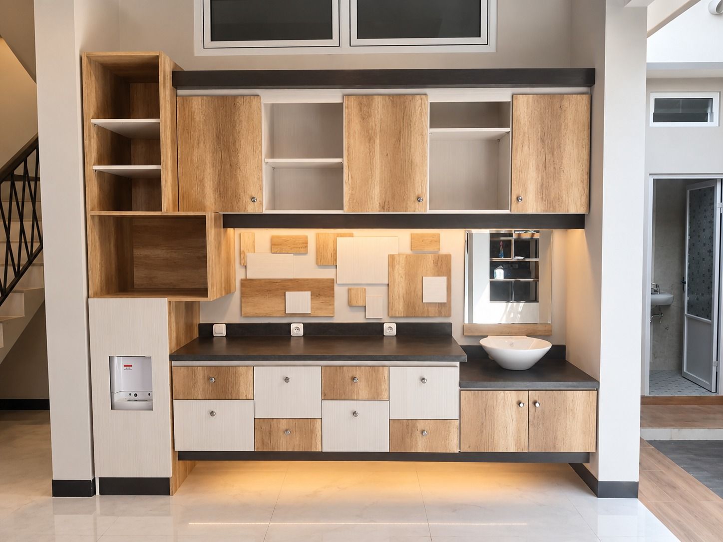 Pantry tampak depan dengan susunan laci dua warna dan panel hias.