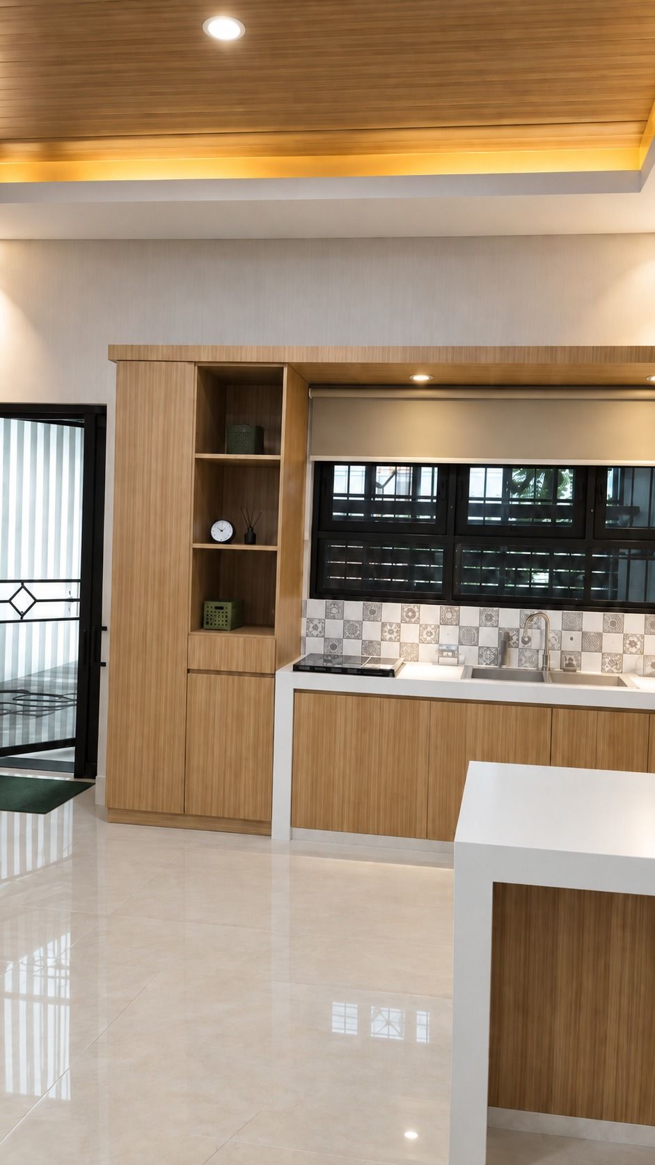 Dapur dengan kabinet atas putih, rak terbuka motif kayu, dan jendela berbingkai hitam.