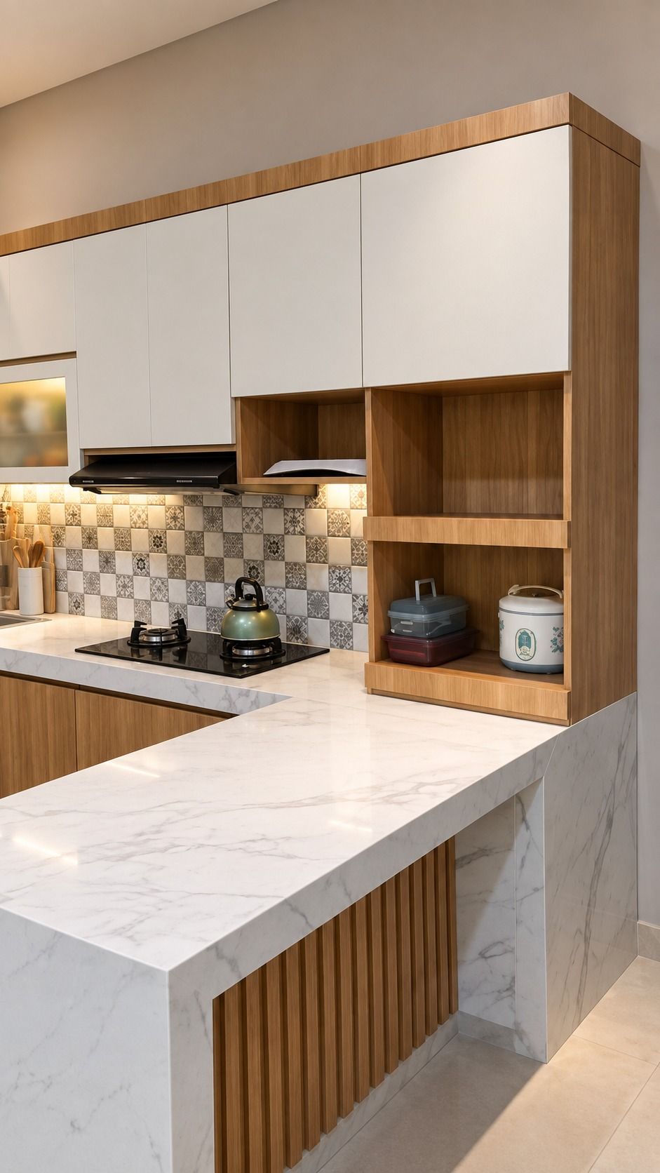 Sudut dapur bentuk L dengan kompor, tudung asap, dan backsplash bermotif.
