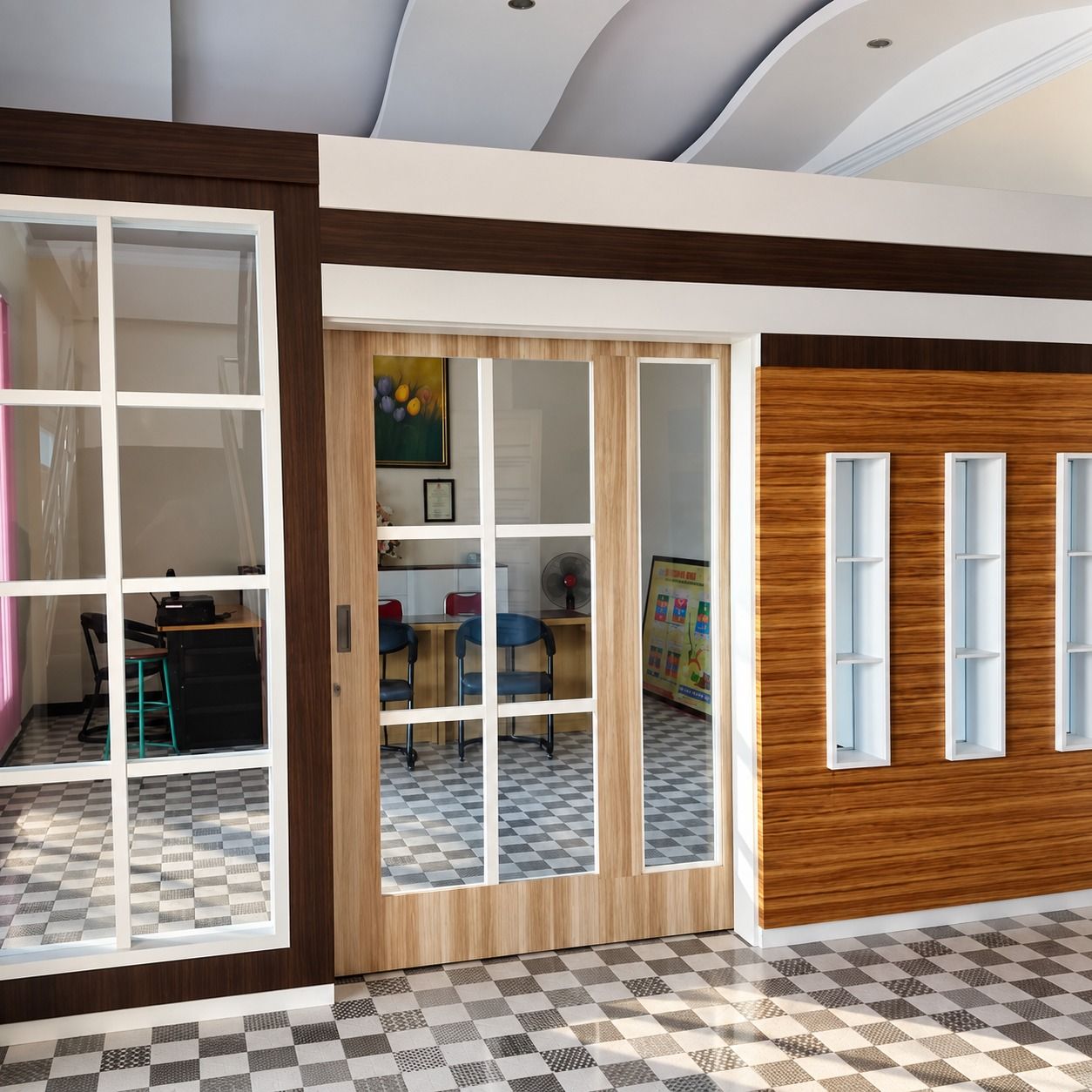 Pintu geser motif kayu terang berkaca dan jendela kaca berkisi putih, dengan ruang kerja terlihat di baliknya.