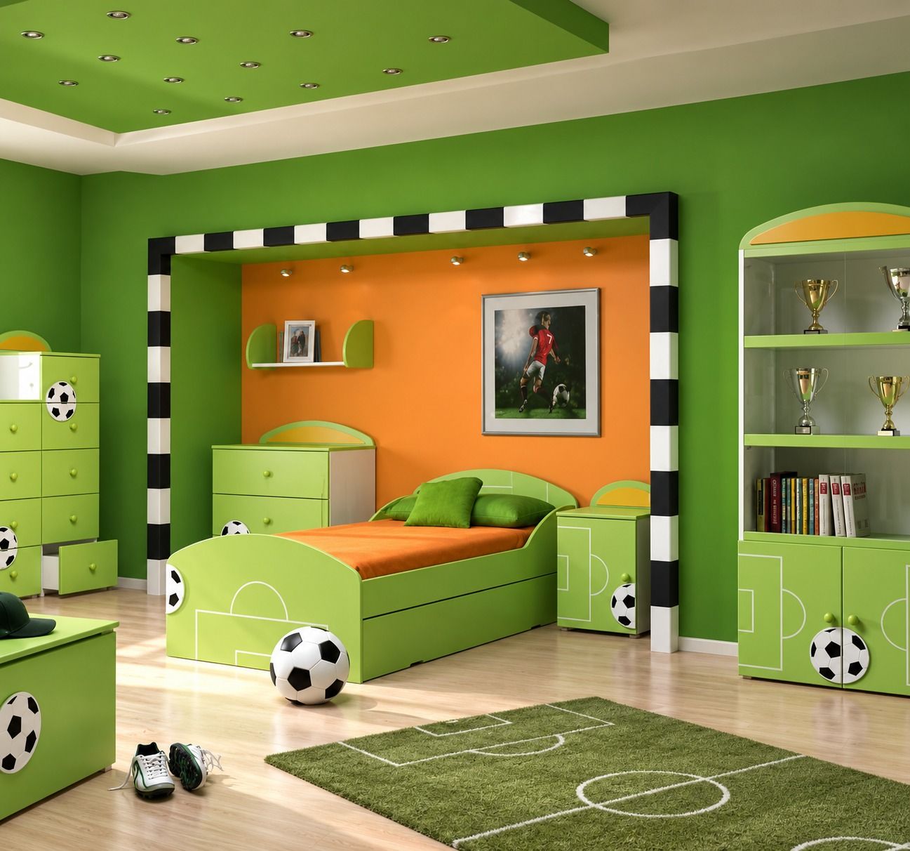 Kamar anak bertema sepak bola dengan bingkai dinding berbentuk gawang, ranjang hijau berlaci, dan lemari pajang piala.