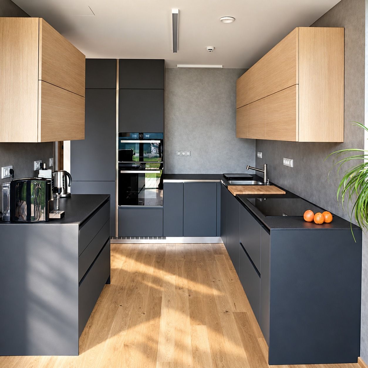 Kitchen set bentuk U abu-abu tua dengan kolom oven tanam dan kabinet atas motif kayu oak.